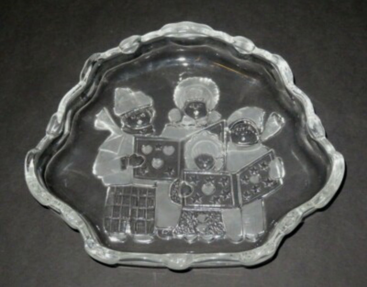 Mikasa Crystal Christmas Carolers Dish, Frosted Carolers & Hearts, approx. 8"