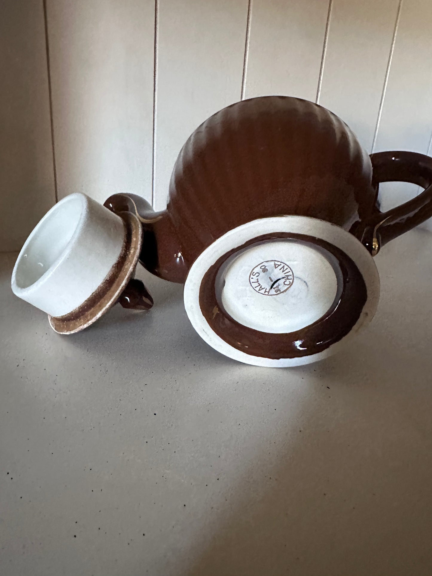 Vintage Hall 082 4-Cup Brown w/ Gold Trim