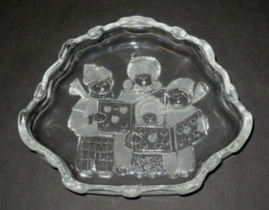 Mikasa Crystal Christmas Carolers Dish, Frosted Carolers & Hearts, approx. 8"