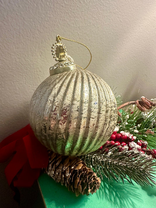 Gold Vtg Style Ornament