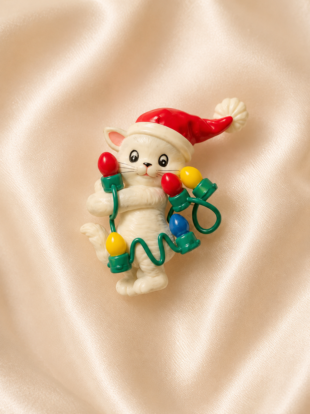 Vintage Christmas Kitten with Holiday Lights Brooch – Whimsical Santa Cat Figural Pin