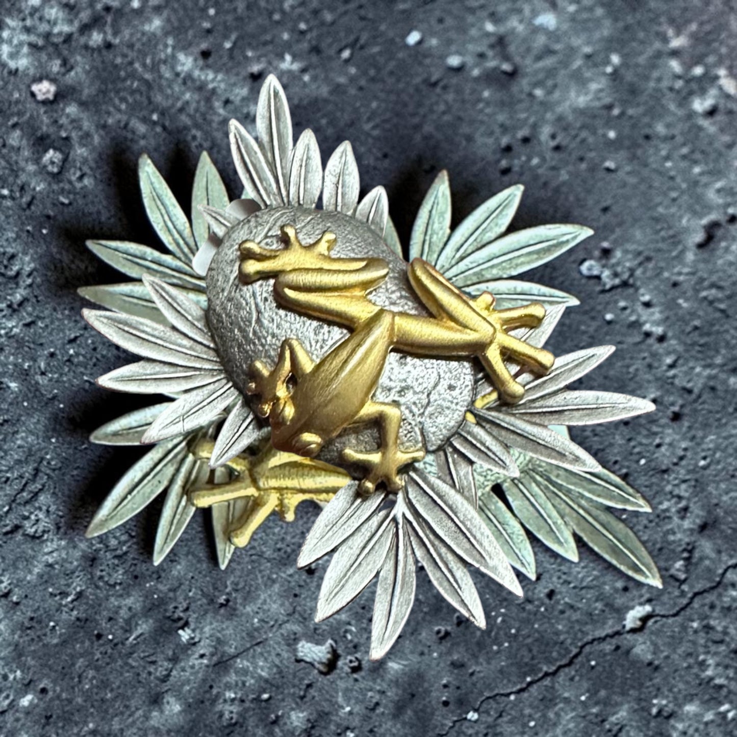 Frog Broach