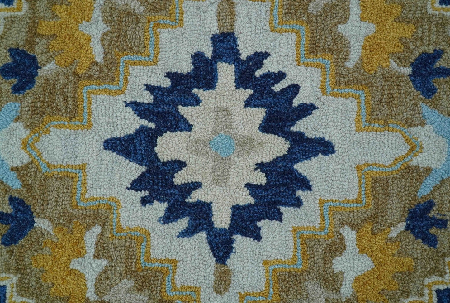 Ollie Traditional Blue And Ivory Hand Tufted Wool Rug
