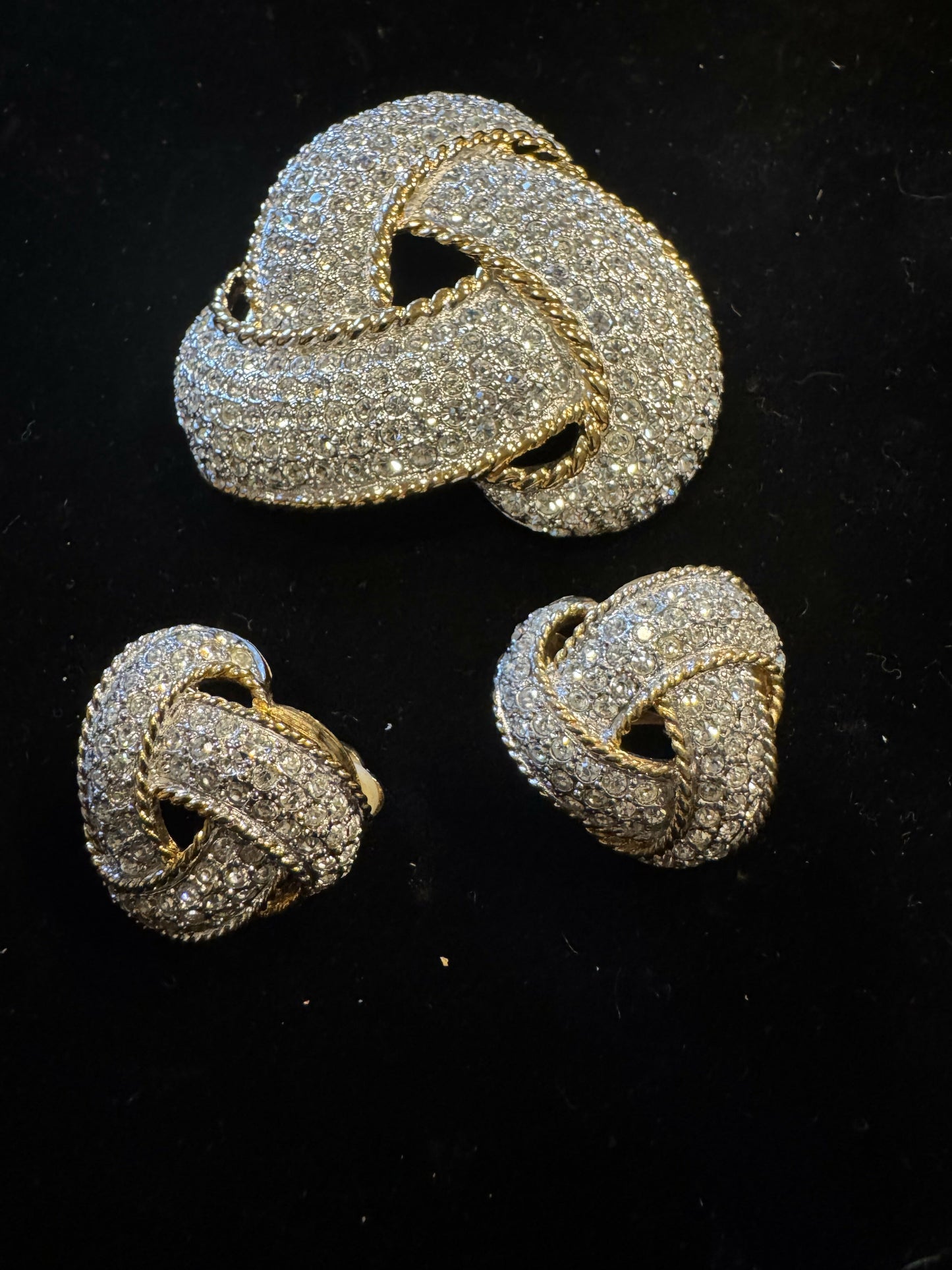 “Vintage Carolee Pavé Rhinestone Love Knot Brooch(2.5”) & Matching Clip Earring Set(1”) – Designer Signed”
